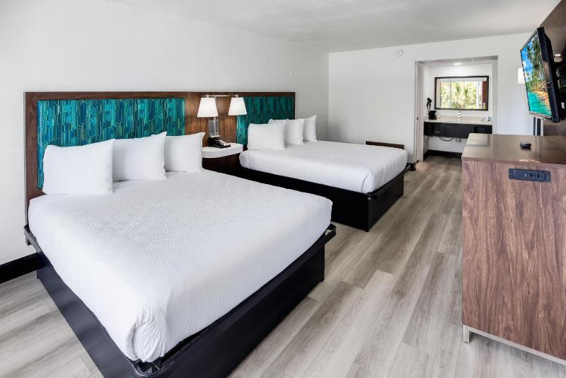 Queen Room with 2 queen beds, non-smoking with partial ocean view, side view image 3