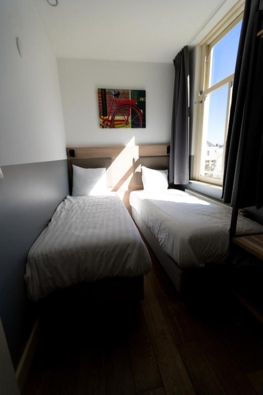 One-Bedroom Apartment with Single Beds image 3