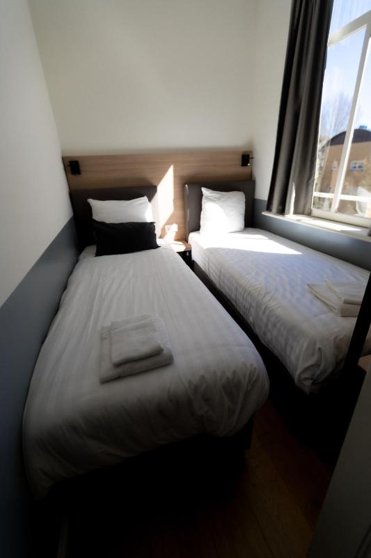 One-Bedroom Apartment with Single Beds image 4