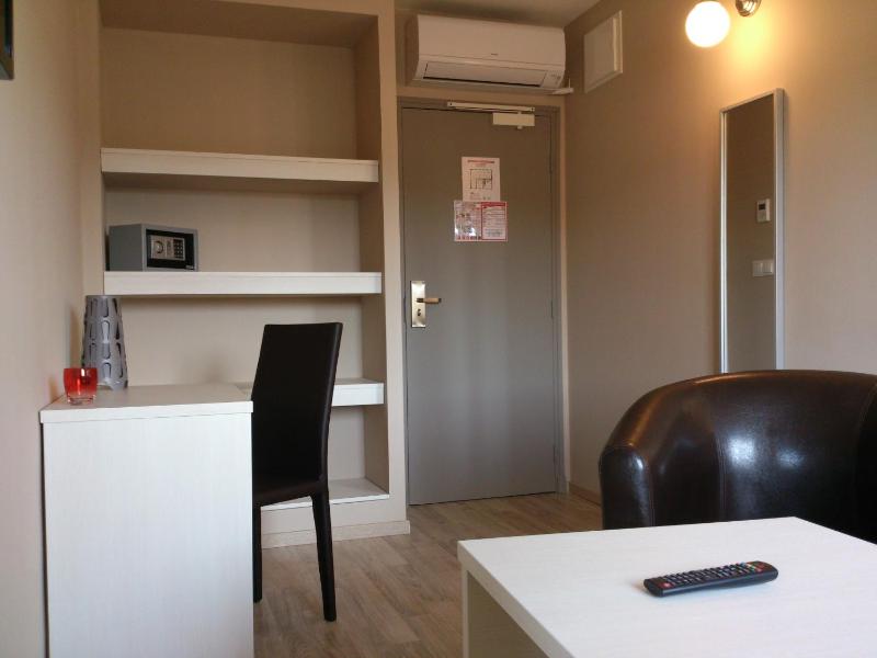 Deluxe Double or Twin Room image 2