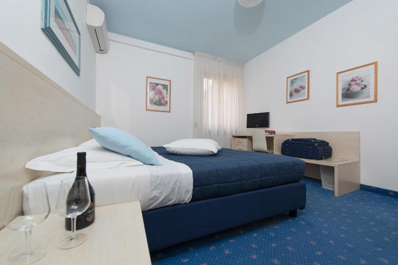 Standard Double or Twin Room image 1