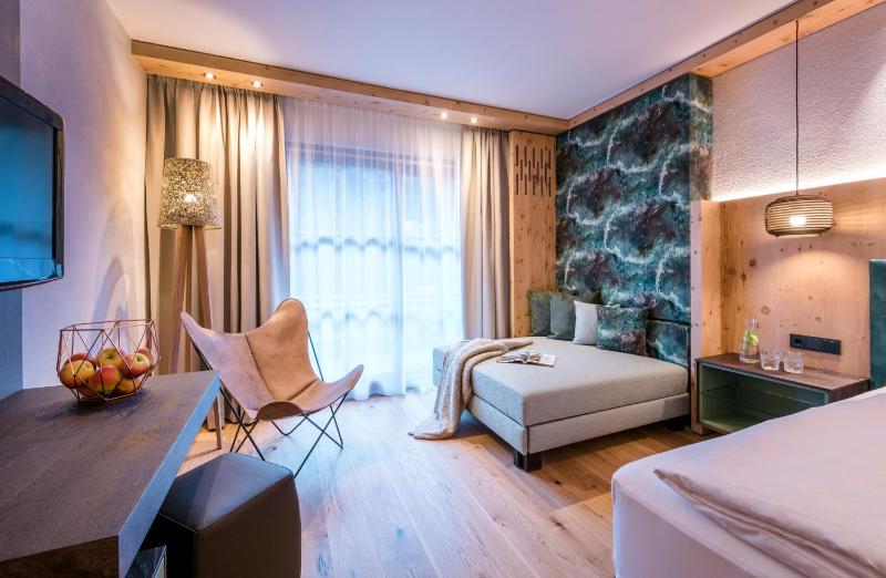 Deluxe Double Room with Balcony image 1