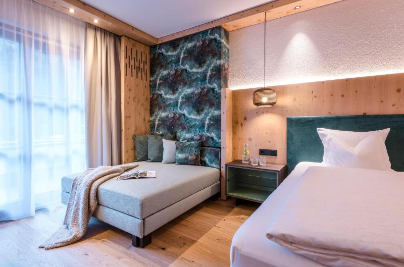 Deluxe Double Room with Balcony image 3