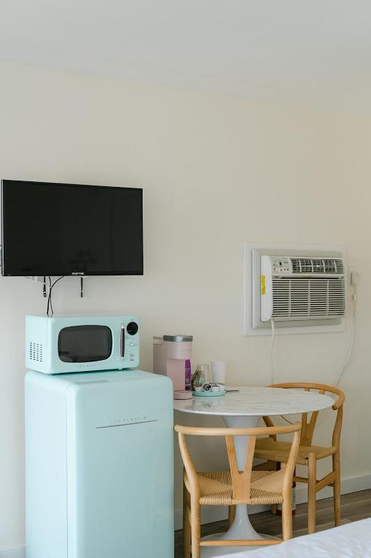 Standard King Room image 4