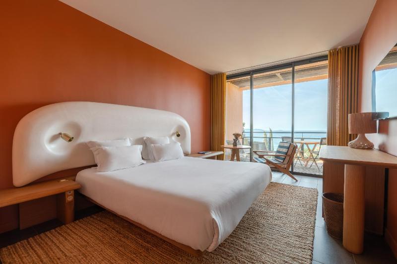 Superior Double Room with Balcony and Sea View image 3