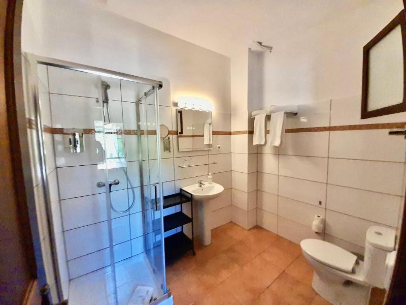 Double or Twin Room with Private Bathroom image 1