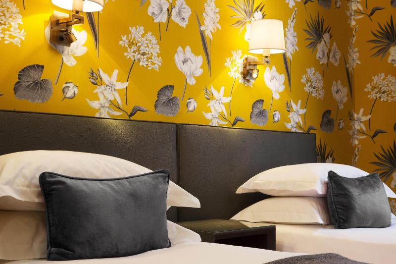 Superior Twin Room image 3