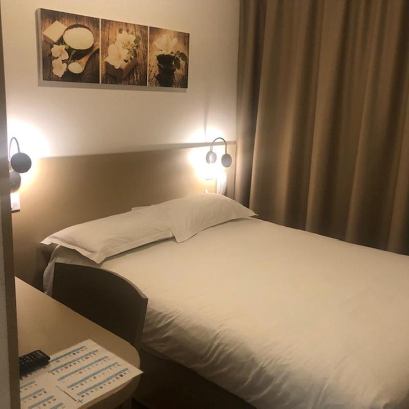Standard Double Room image 3
