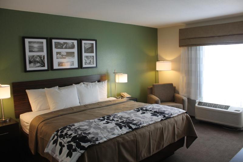 Queen Room with Two Queen Beds - Non-Smoking image 3