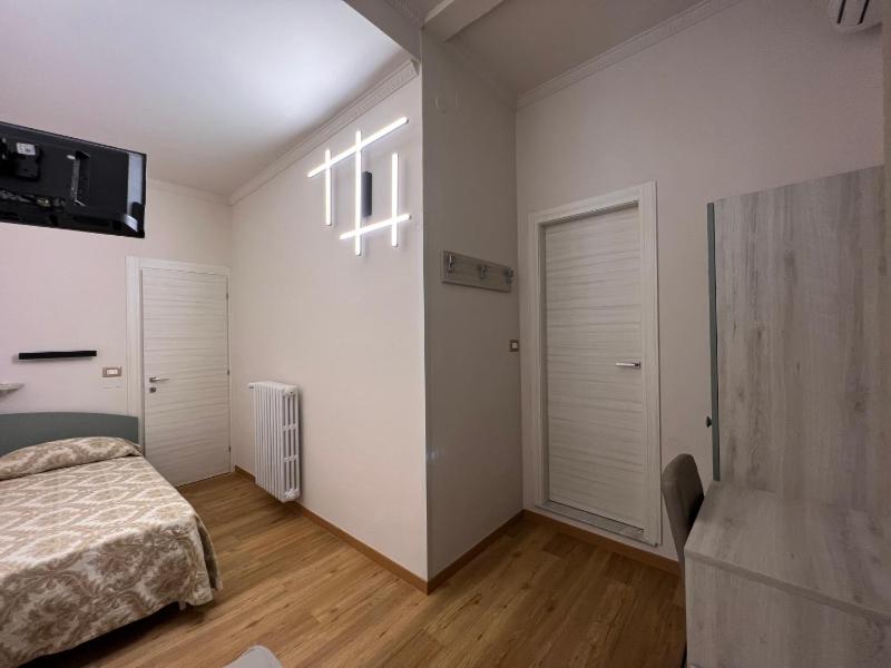 Single Room image 3