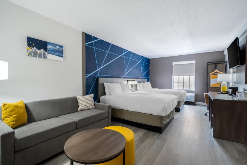 Queen Suite with Two Queen Beds and Sofa bed - Non Smoking/Upper floor image 3