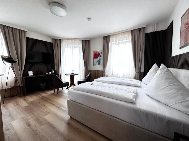 Double Room image 3