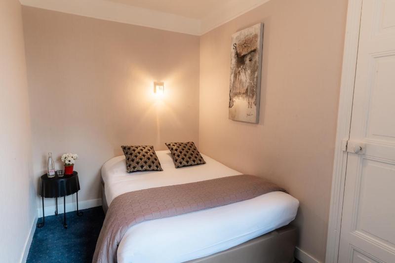 Small Double Room image 2