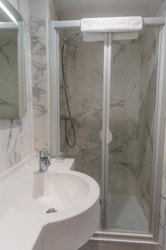 Standard Triple Room image 3