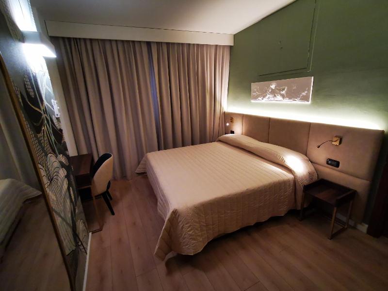 Double Room image 3