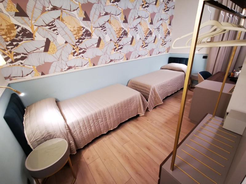 Twin Room image 3