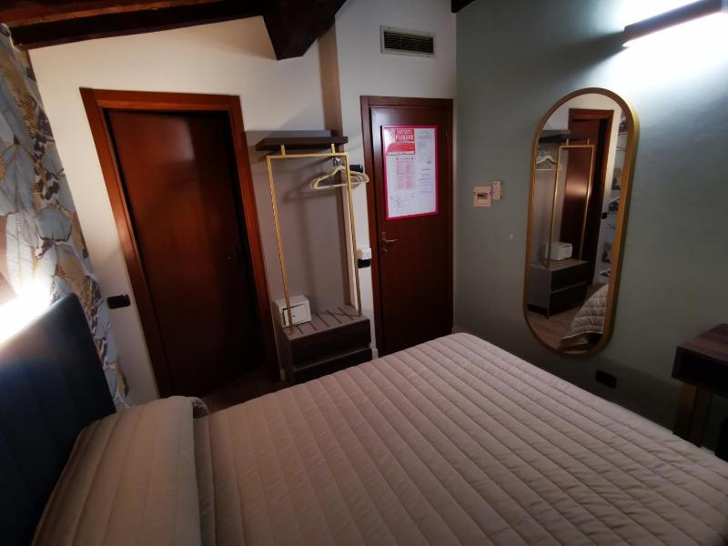 Small Double Room image 4