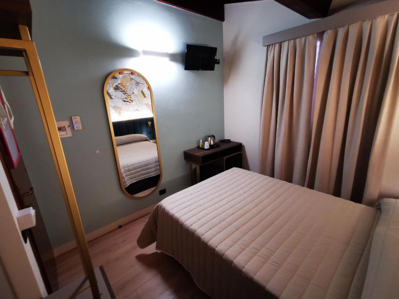 Small Double Room image 3