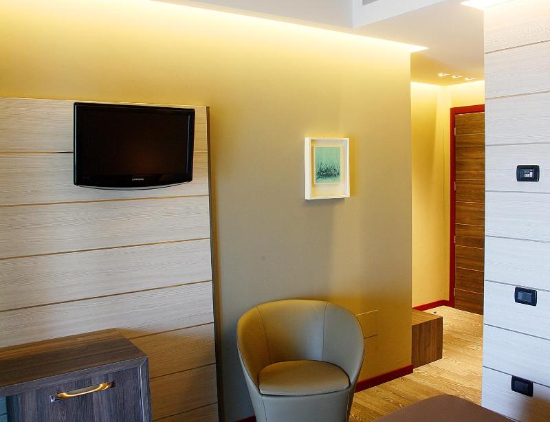 Luxury Double Room with Lake View image 4