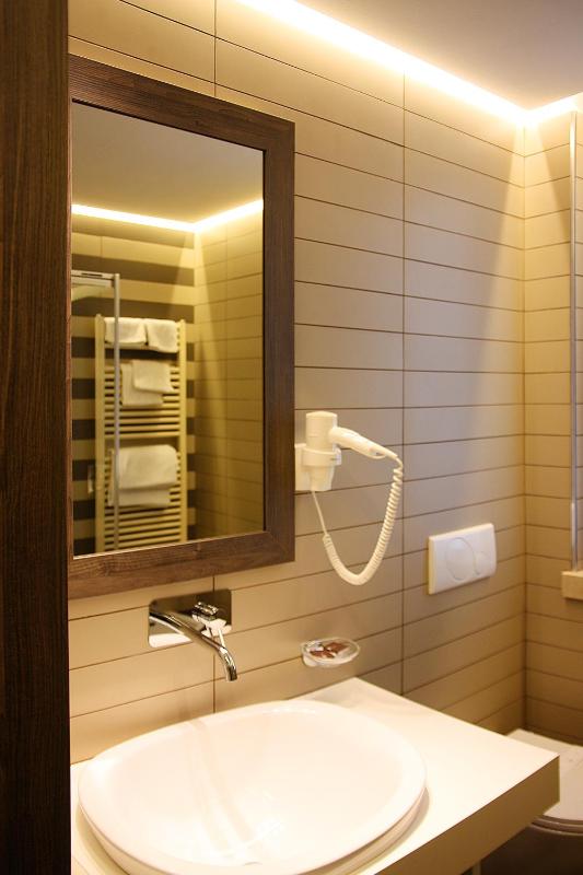 Luxury Double Room with Lake View image 3