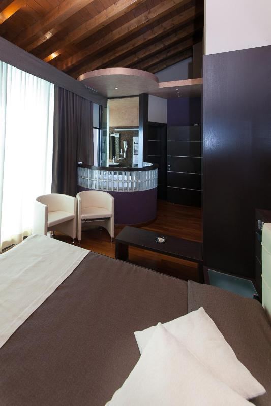 Suite with Lake View and Hot Tub  image 4