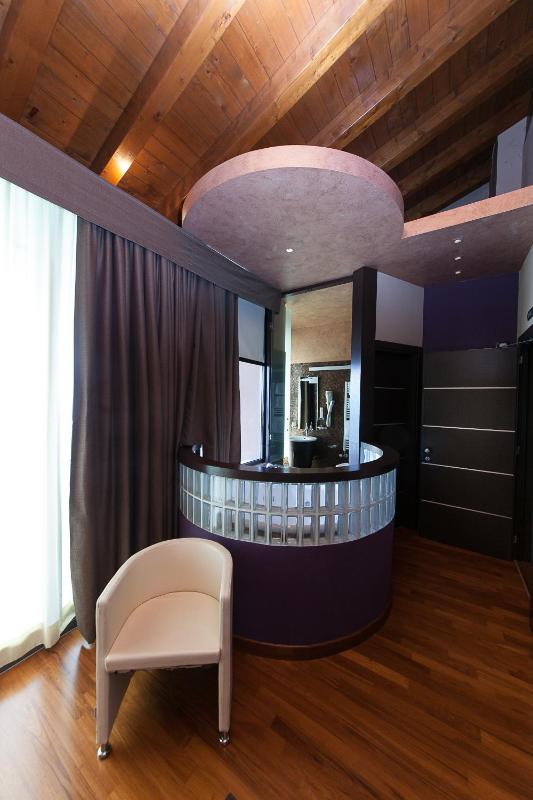 Suite with Lake View and Hot Tub  image 3