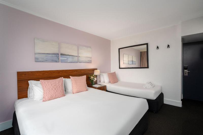 Standard Triple Room image 4