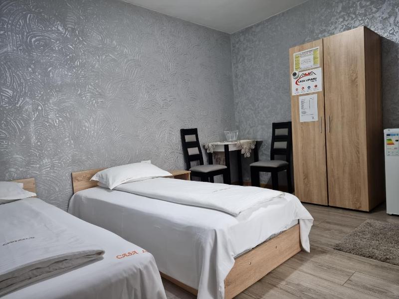 Triple Room with Private Bathroom image 3