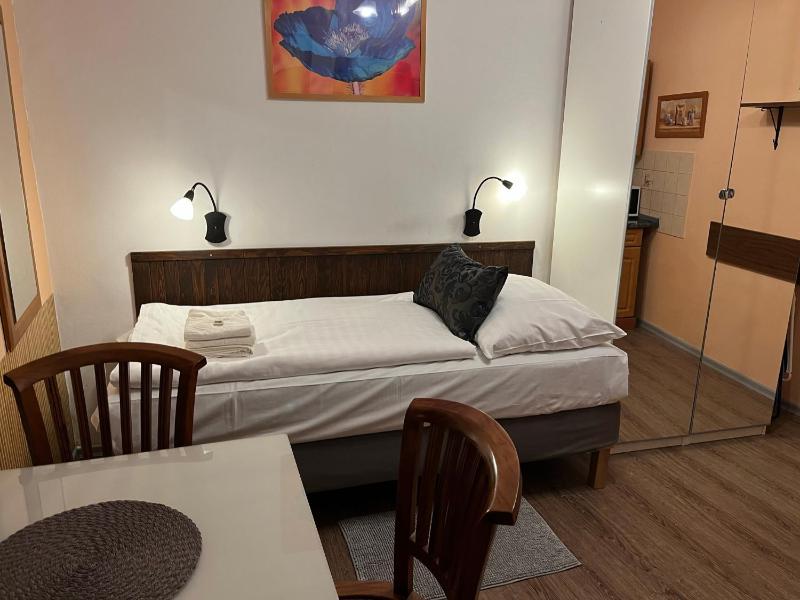 Single Room with Shared Shower and Toilet image 1