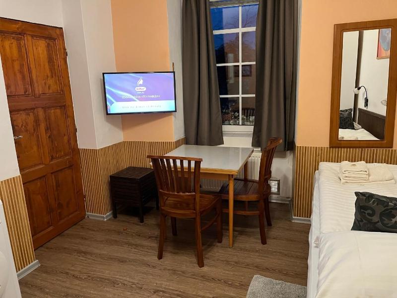Single Room with Shared Shower and Toilet image 3