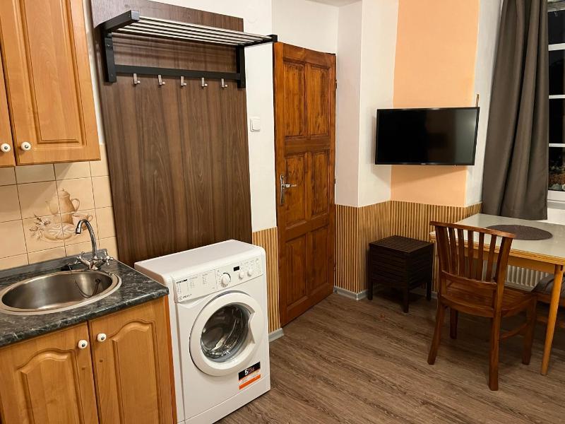 Single Room with Shared Shower and Toilet image 4