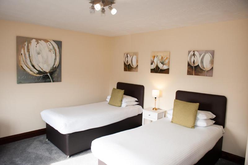 Twin Room image 4