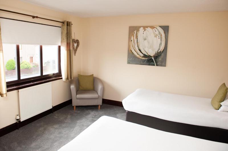 Twin Room image 3