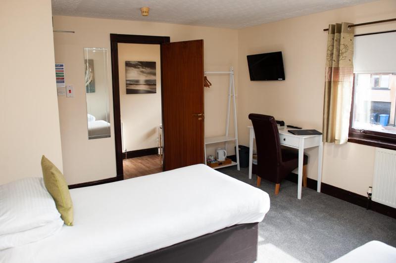 Twin Room image 2