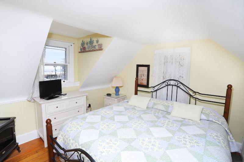 Deluxe King Room with Ocean View image 3