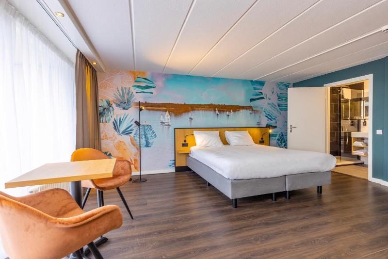 Deluxe Double Room with Balcony image 4