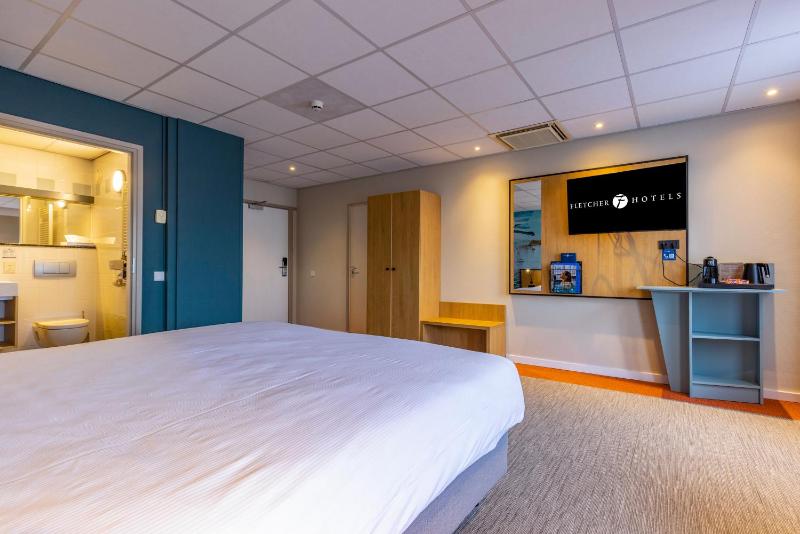 Deluxe Double Room with Balcony image 3