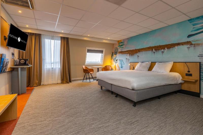 Comfort Room with French Balcony and View image 4