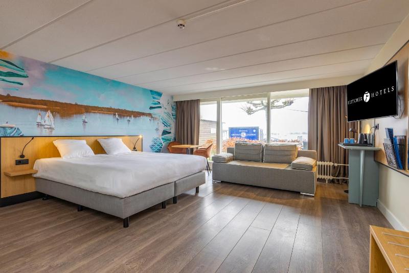 Comfort Room with French Balcony and View image 3