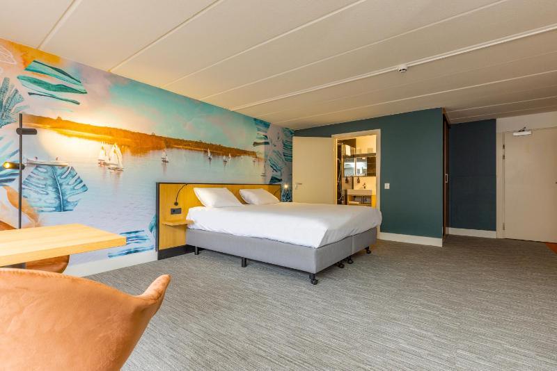 Deluxe Double Room with Balcony image 1