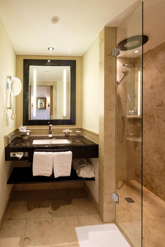 Classic Single Room with Balcony image 2