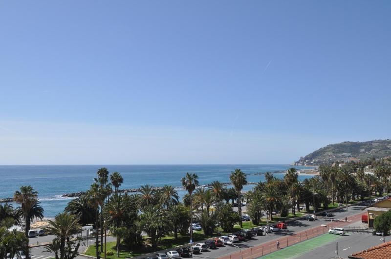 Double or Twin Room with Balcony and Sea View image 3