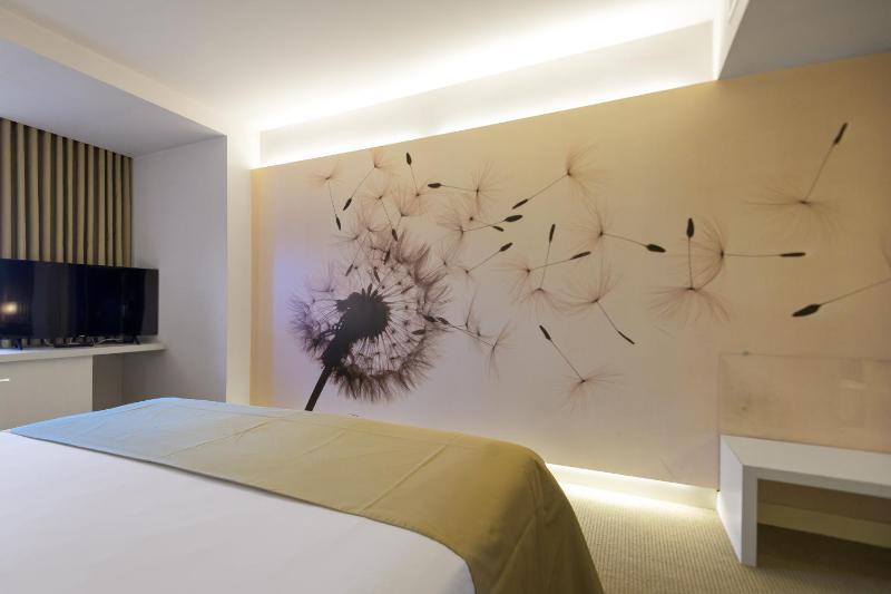King Room - Non-Smoking image 3