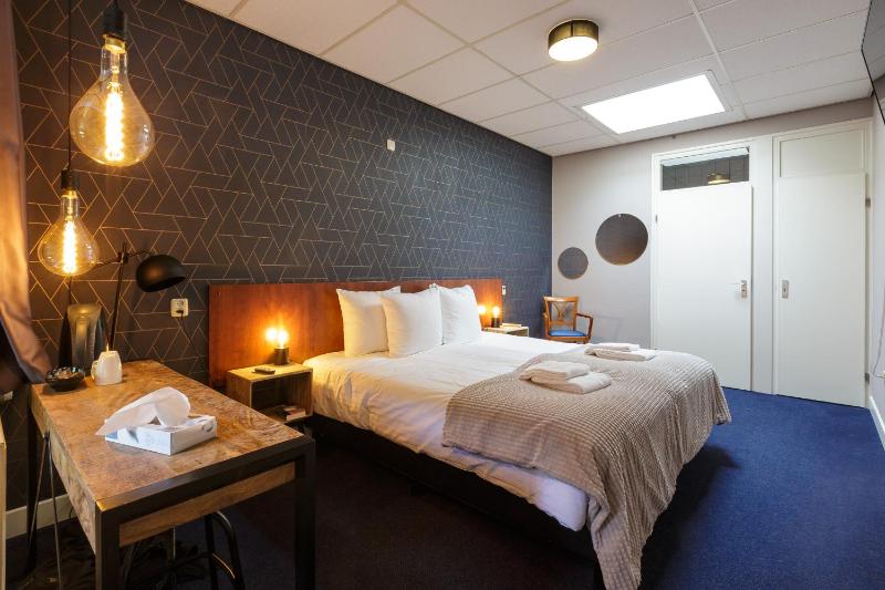 Double Room image 4