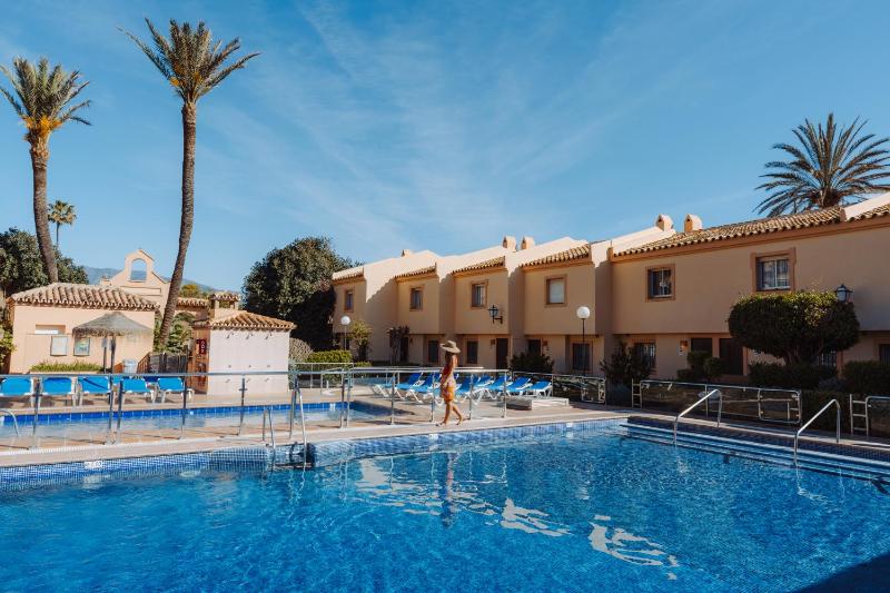 Classic Two Bedroom Apartment with Sea View image 2