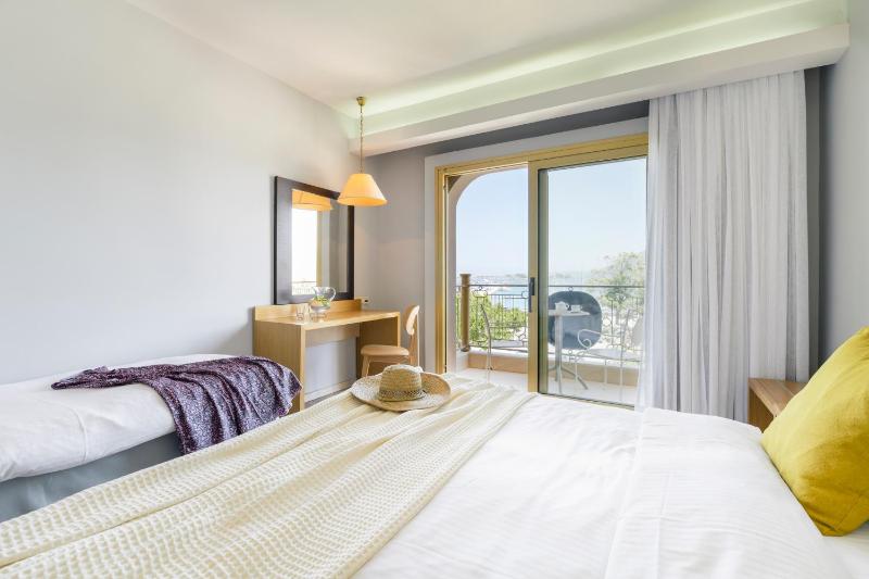 Superior Triple Room with Sea View image 1