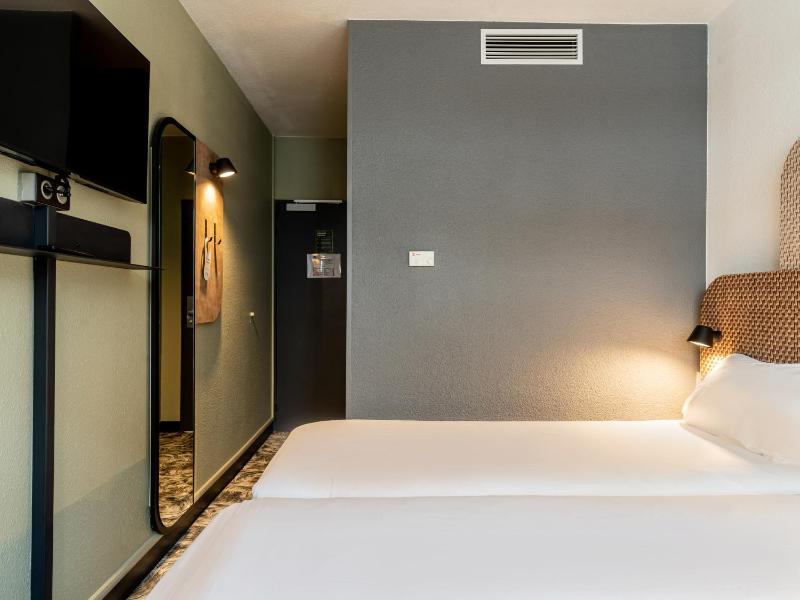 Standard Twin Room image 3