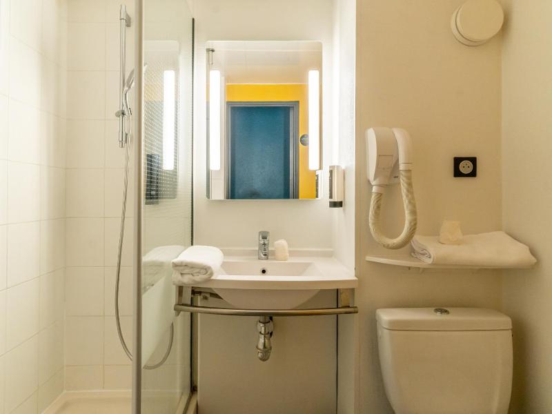 Standard Twin Room image 4