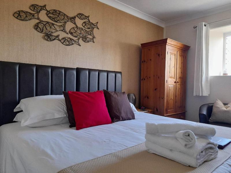 Double or Twin Room with Sea View image 4