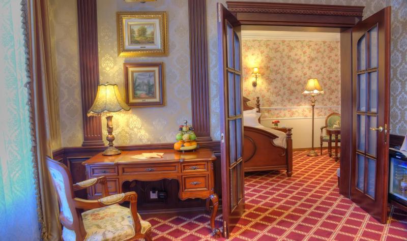 Deluxe Suite image 3